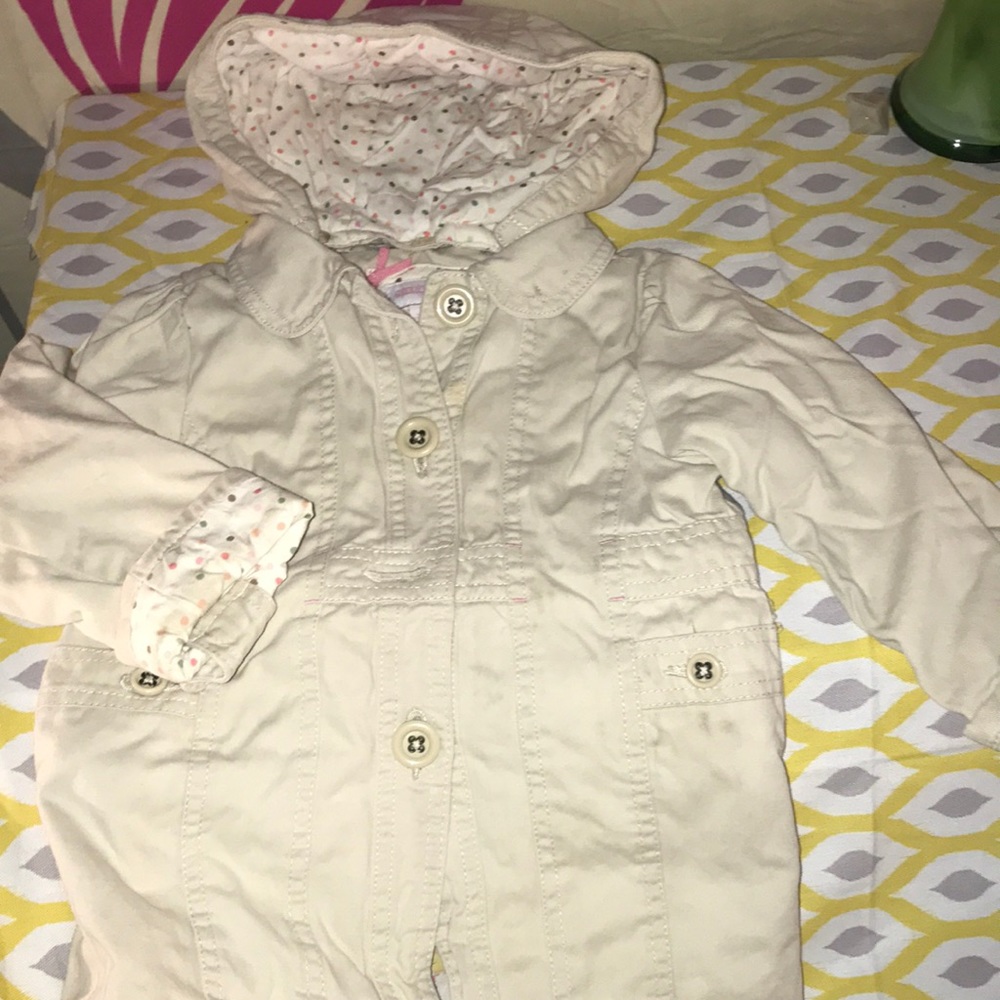 Girls khaki jacket with collar and removable hood.
